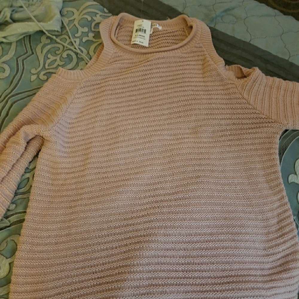 NWT.....Cute cold shoulder